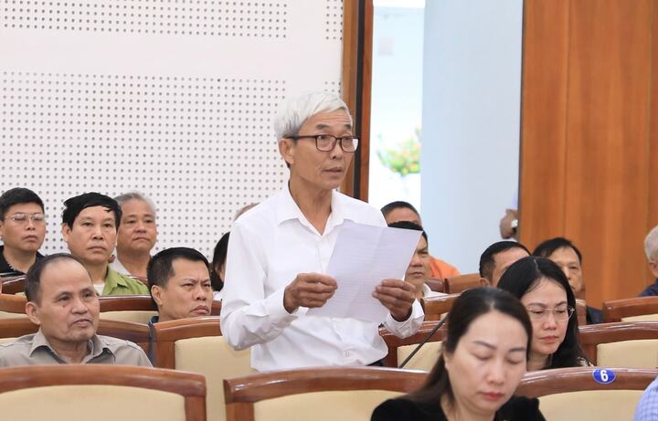 Cử tri Hà Nội phát biểu tại hội nghị.