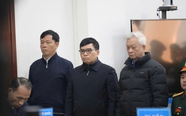 Hai cựu Thiếu tướng Hoàng Viết Quang (giữa) và Nguyễn Duy Cường (ảnh trái) tại phiên xử sơ thẩm. (Ảnh: X.A)