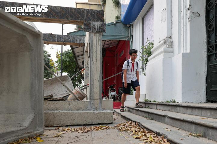 Những ống cống lớn "nuốt trọn" vỉa hè ở tuyến phố đang thi công dự án chống úng ngập cục bộ. (Ảnh: Minh Đức - Hà Phương)