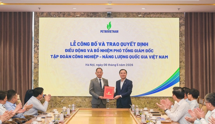 Tân Phó Tổng Giám đốc Petrovietnam Cao Hoài Dương được trao quyết định bổ nhiệm sáng 6/5. (Ảnh: Petrovietnam).