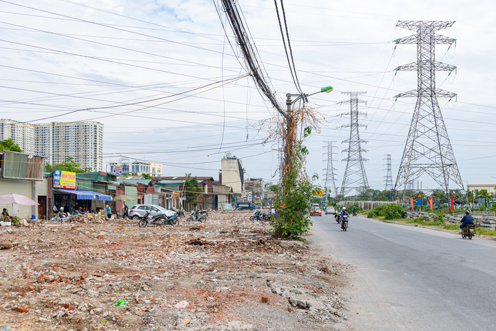 Dự án mở rộng đường Tam Trinh có chiều dài khoảng 3,5km, từ nút giao Minh Khai (Vành đai 2) đến Vành đai 3, đi qua địa bàn các phường Hoàng Mai, Tương Mai và Vĩnh Tuy. Theo quy hoạch, dự án cần thu hồi hơn 60.000 m² đất, ảnh hưởng khoảng 1.600 hộ dân và gần 20 tổ chức, với tổng mức đầu tư hơn 3.300 tỷ đồng.