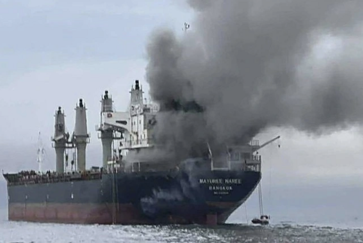 Tàu chở hàng Mayuree Naree trúng đòn tập kích sau vụ tấn công gần eo biển Hormuz ngày 11/3. (Ảnh: Reuters)