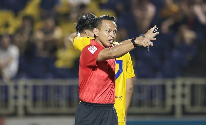Trọng tài Razlan Joffri Bin Ali.