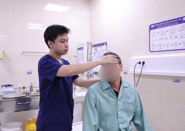 Bác sĩ BV đa khoa tỉnh Phú Thọ kiểm tra sức khỏe cho bệnh nhân (Ảnh: BVCC)