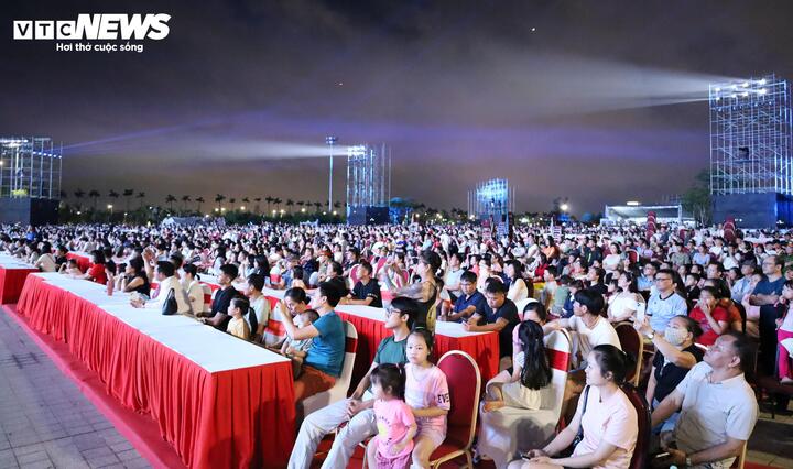 Chương trình có quy mô khán đài hơn 8.000 người, đồng thời bố trí hệ thống màn hình LED và âm thanh phục vụ đông đảo người dân theo dõi, tạo nên một không gian lễ hội rộng mở, giàu tính kết nối cộng đồng.