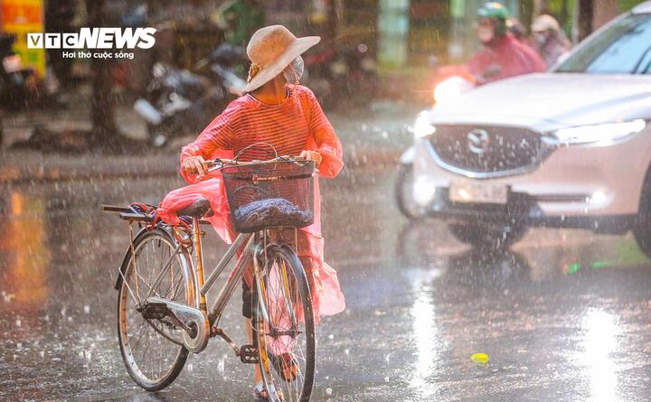 Không khí lạnh sắp tràn về, miền Bắc tái diễn mưa dông diện rộng. (Ảnh minh hoạ: Ngô Nhung)