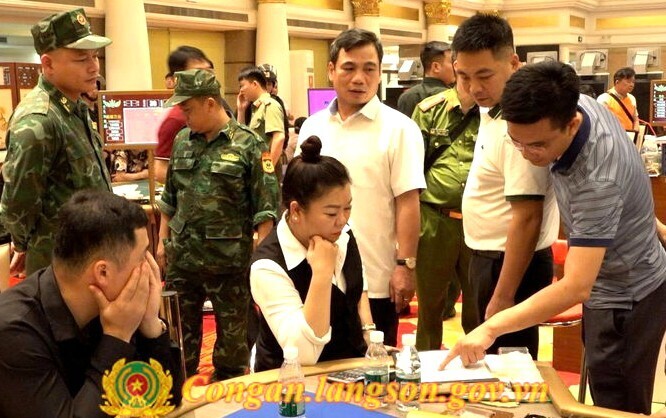 Đại tá Nguyễn Quang Huyên (áo trắng, đứng giữa), Phó Giám đốc, Thủ trưởng Cơ quan Cảnh sát điều tra Công an tỉnh trực tiếp chỉ đạo các phòng nghiệp vụ Công an tỉnh đấu tranh triệt phá vụ án.(Ảnh: Công an Lạng Sơn).