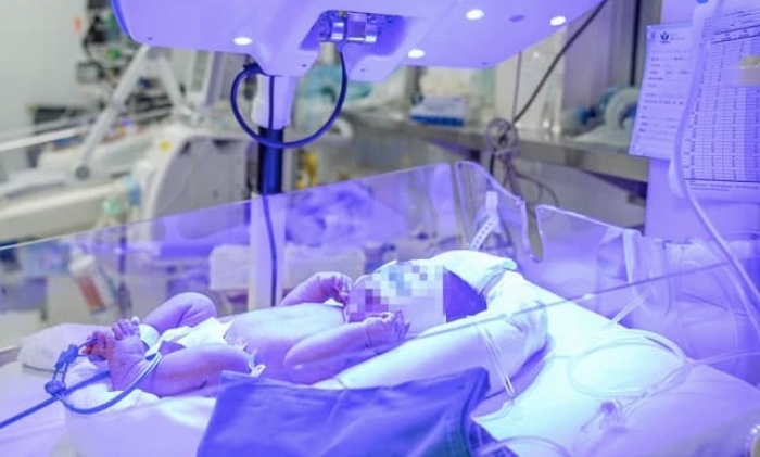 Trước khi truyền, máu được xử lý, tách thành phần hồng cầu và sàng lọc theo quy trình nghiêm ngặt nhằm hạn chế nguy cơ phản ứng miễn dịch cho trẻ.
