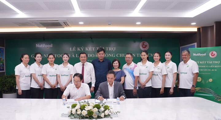 Đại diện Nutifood và Liên đoàn bóng chuyền TP.HCM ký thỏa thuận tài trợ vào chiều 5/5.