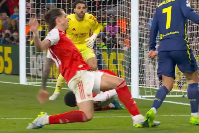Phút 57, Riccardo Calafiori va chạm với Antoine Griezmann, khiến tiền đạo người Pháp ngã trong vòng cấm Arsenal.