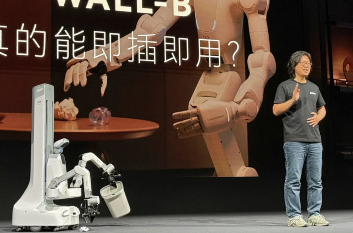 Robot dọn nhà trình diện tại một sự kiện triển lãm công nghệ ở Trung Quốc. (Ảnh: SCMP)