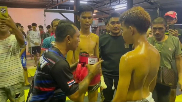 2 thanh niên Banyat và Nattapong giải quyết mâu thuẫn bằng trận đấu Muay