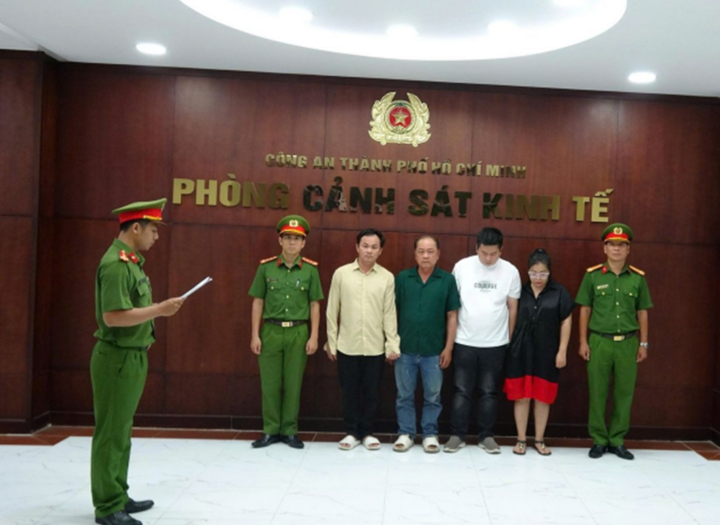 Cơ quan CSĐT Công an TP.HCM tống đạt thủ tục tố tụng với 4 bị can, gồm Trần Minh Thư và 3 nhân viên Trần Ngũ Châu, Võ Phi Cường, Nguyễn Văn Nhì. (Ảnh: CACC)