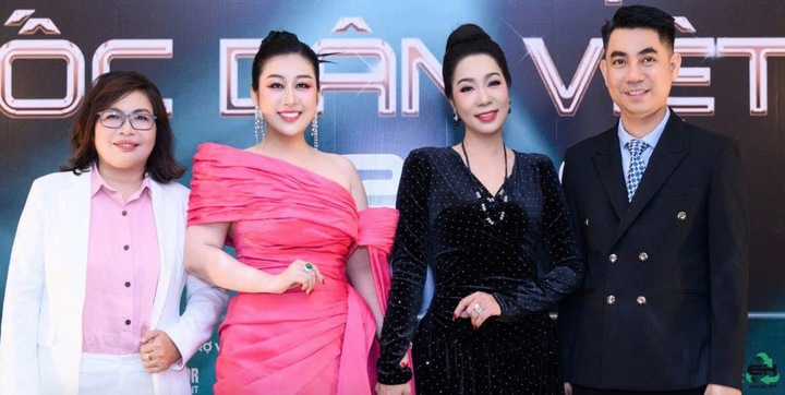 NSND Trịnh Kim Chi bên ban tổ chức cuộc thi.