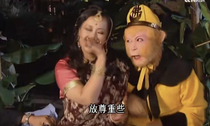 "Tây du ký" được sản xuất từ năm 1982, trong điều kiện thiếu thốn, công nghệ chưa phát triển. Đến nay, nhiều khán giả vẫn xem lại phim và phát hiện những lỗi nhỏ trong phần hậu kỳ. Trong ảnh, cánh tay của nhân viên hậu trường xuất hiện phía sau diễn viên nữ.