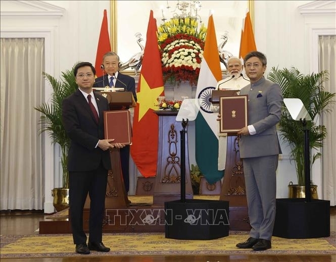 Tổng Bí thư, Chủ tịch nước Tô Lâm và Thủ tướng Cộng hòa Ấn Độ Narendra Modi chứng kiến lễ trao các văn kiện hợp tác giữa 2 nước. (Ảnh: Thống Nhất/TTXVN)