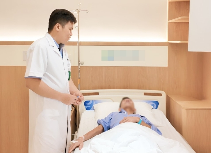 BS.CKI Ninh Công Vi trực tiếp thăm khám và lên phác đồ điều trị cho bệnh nhân.