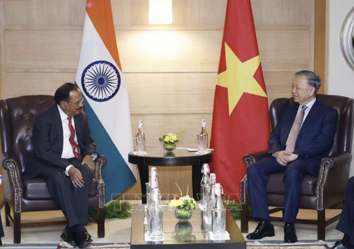 Tổng Bí thư, Chủ tịch nước Tô Lâm tiếp Cố vấn An ninh Quốc gia Ấn Độ Ajit Doval. (Ảnh: TTXVN)