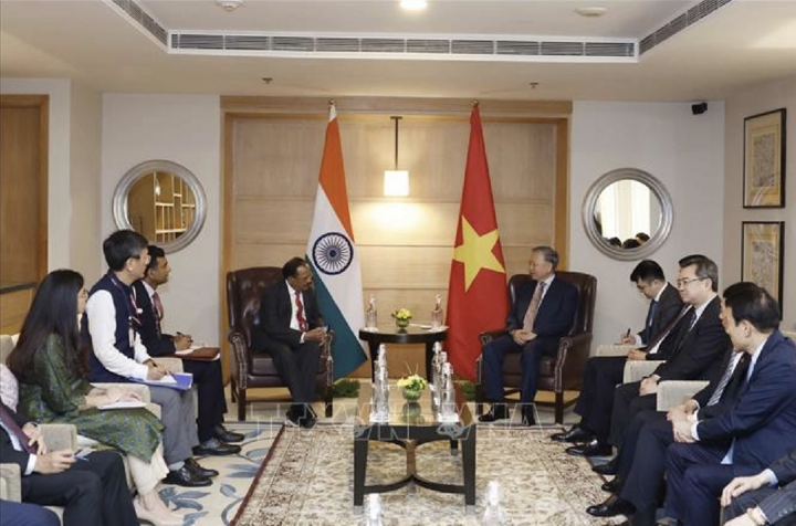 Tổng Bí thư, Chủ tịch nước Tô Lâm tiếp Cố vấn An ninh Quốc gia Ấn Độ Ajit Doval. (Ảnh: TTXVN)