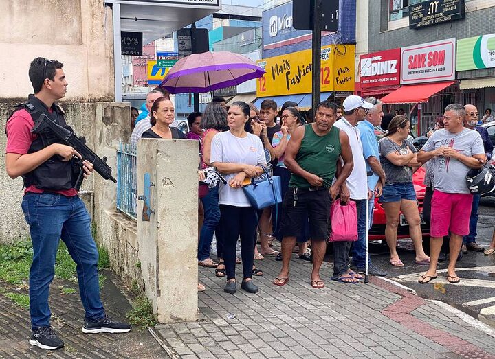 Trong một vụ xả súng tại Brazil trước đây, người dân tập trung tại nơi nghi phạm bị bắt giữ.