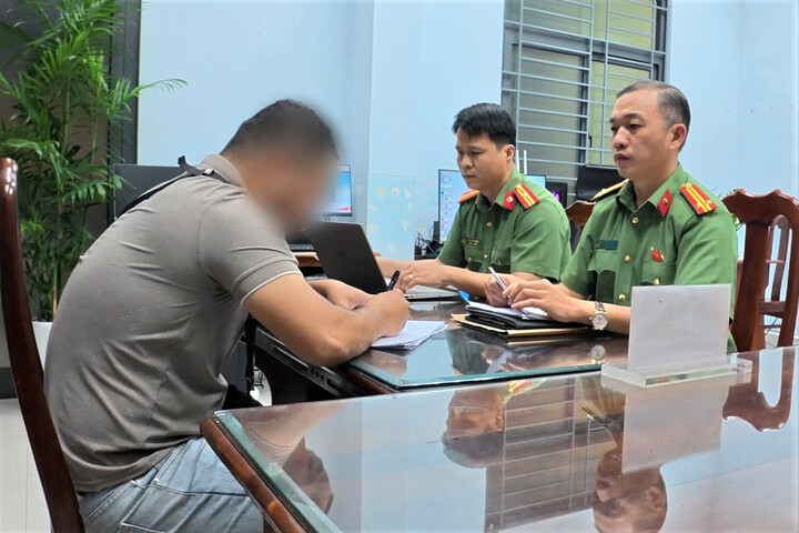 Công an TP Đà Nẵng làm việc với người sử dụng tài khoản Facebook cá nhân đăng tải bình luận có nội dung sai sự thật, xuyên tạc về lãnh đạo Đảng, Nhà nước. (Ảnh: Công an Đà Nẵng)