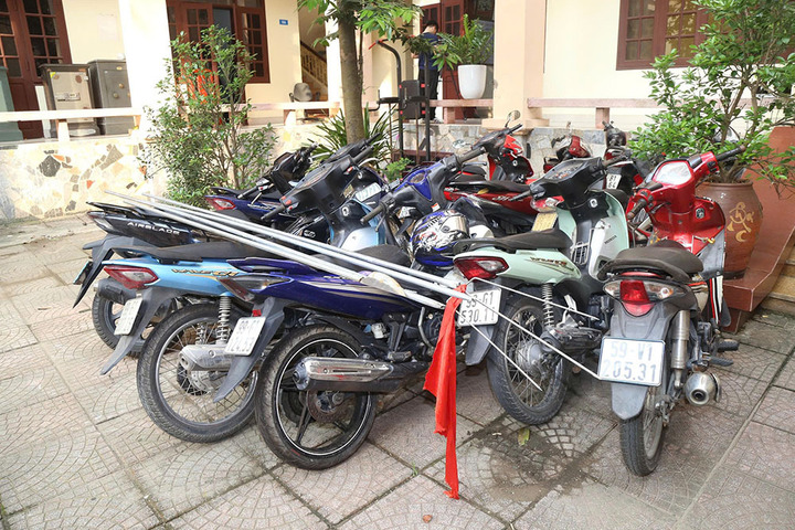 Mô tô và vũ khí dùng trong cuộc hỗn chiến.