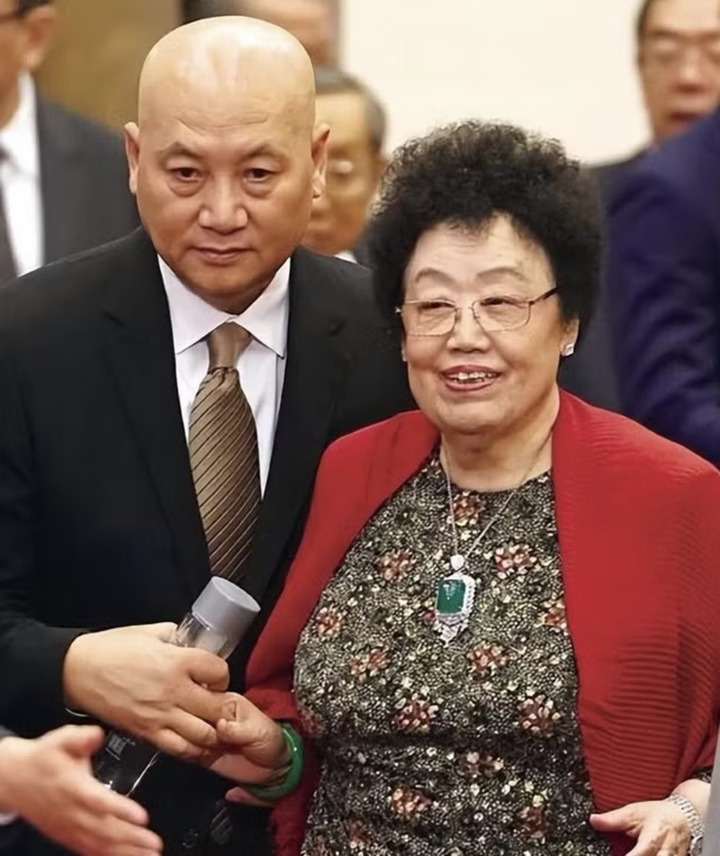 'Đường Tăng' Trì Trọng Thuỵ và vợ.