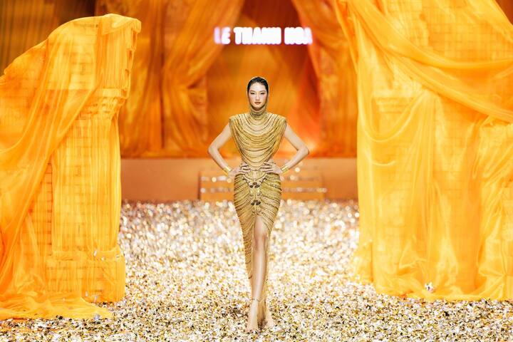 Sau khi giành ngôi Á hậu, Quỳnh Anh nhanh chóng trở thành cái tên đắt show thời trang trong nước. Với ngoại hình đậm chất châu Á cùng chiều cao 1m75, cô cũng được nhiều nhãn hàng, nhà thiết kế lựa chọn.