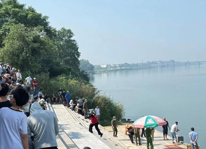 Lực lượng chức năng xã Triệu Phong hỗ trợ đưa các thi thể lên bờ. (Ảnh: H.N)