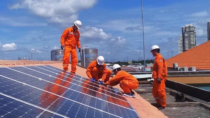 Hộ gia đình tiêu thụ điện dưới 300 kWh/tháng chưa cần thiết lắp đặt điện mặt trời mái nhà. (Ảnh: EVN)