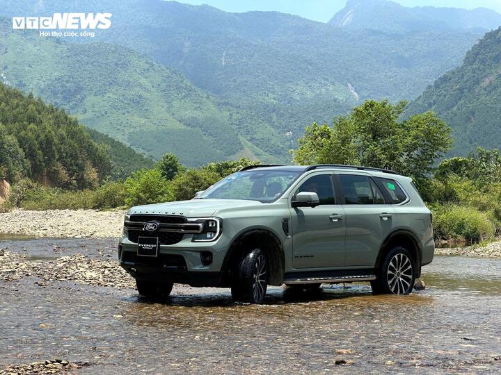 Ford Everest mới sở hữu thiết kế ngoại thất cứng cáp với cụm đèn C-LED Matrix và lưới tản nhiệt cỡ lớn đặc trưng. (Ảnh: Mạnh Hùng)