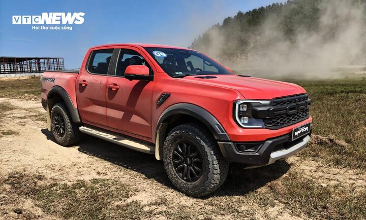 Ranger Raptor được phát triển cho khả năng off-road tốc độ cao với động cơ V6 EcoBoost và hệ thống treo FOX 2,5 inch. (Ảnh: Mạnh Hùng)
