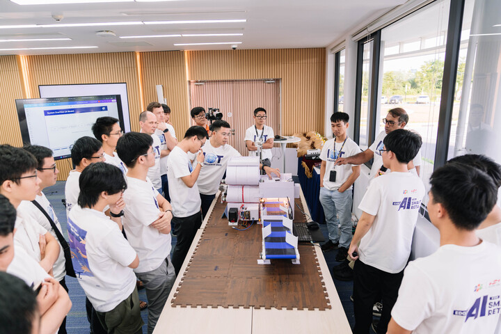 Thí sinh IoT Challenge 2025 trình bày giải pháp trước các chuyên gia FPT và Silicon Labs.