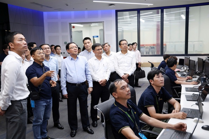 Phó Thủ tướng Hồ Quốc Dũng tham quan hạ tầng máy chủ tại VNG Data Center. (Ảnh: VGP/Gia Huy)