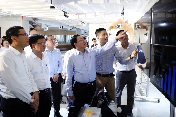 Phó Thủ tướng Hồ Quốc Dũng tham quan trải nghiệm thực tế Mô hình ngôn ngữ lớn KiLM, các trợ lý ảo tiếng Việt. (Ảnh: VGP/Gia Huy)