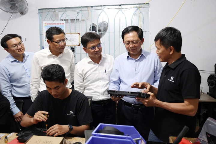 Phó Thủ tướng tham quan thực tế quy trình R&D và chế tạo UAV tại Công ty TNHH Real-Time Robotics Việt Nam. (Ảnh: VGP/Gia Huy)