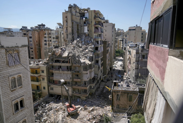 Tòa nhà bị phá hủy trong cuộc không kích của Israel ở vùng ngoại ô phía nam Beirut. (Ảnh: AP)