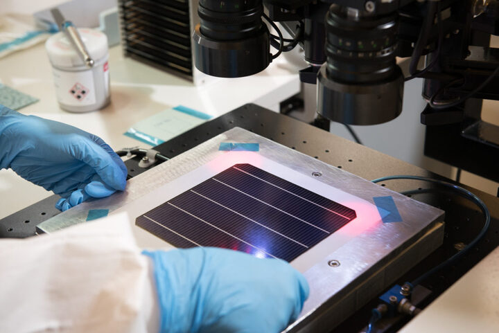 Một tấm pin mặt trời perovskite được sản xuất trên dây chuyền của Oxford PV, Anh. (Ảnh: Oxford PV)