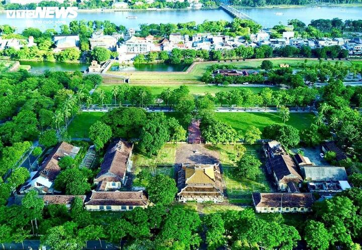 Theo các tư liệu lịch sử, Quốc Tử Giám triều Nguyễn được vua Gia Long cho xây dựng từ năm 1803 tại làng An Ninh Thượng (huyện Hương Trà - cách Kinh thành Huế khoảng 5km về phía Tây, nay thuộc phường Kim Long, TP Huế), mặt hướng ra sông Hương. Hiện nay, khu vực này còn lưu lại dấu ấn với khu di tích Văn Miếu Quốc Tử Giám. Tháng 3/1820, vua Minh Mạng đổi tên trường thành Quốc Tử Giám. Năm 1908, (dưới thời vua Duy Tân), triều đình nhà Nguyễn cho dời trường Quốc Tử Giám về đặt ở góc Đông Nam Hoàng thành Huế (nay thuộc phường Phú Xuân, TP Huế) như hiện nay.