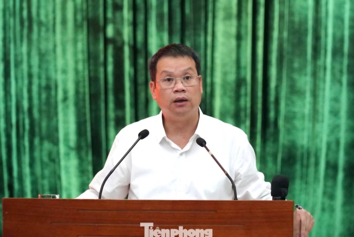Chủ tịch thành phố Nguyễn Mạnh Hùng nhấn mạnh cán bộ phải có trách nhiệm với người dân. (Ảnh: Thanh Hiền).