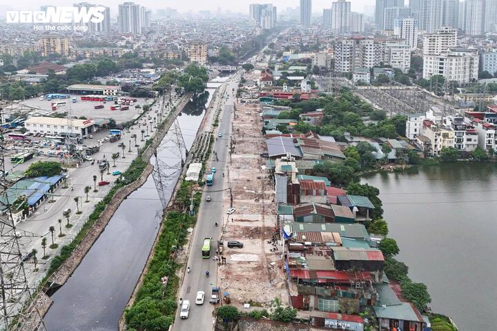 Dọc tuyến đường, hàng loạt nhà dân, cửa hàng nằm trong phạm vi giải phóng mặt bằng đã được tháo dỡ, tạo mặt bằng rộng lớn sau nhiều năm “án binh bất động”.