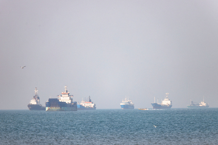 Tàu hoạt động trên eo biển Hormuz. (Ảnh: Reuters)