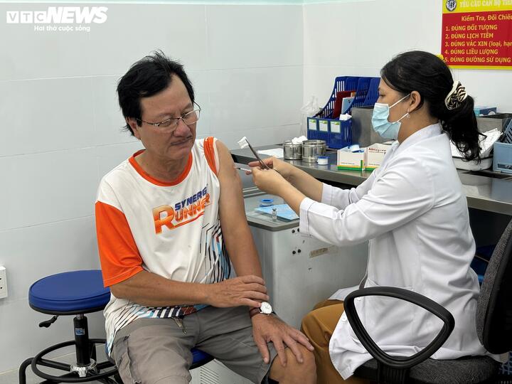 Tiêm vaccine là biện pháp duy nhất và hiệu quả nhất để phòng, chống bệnh dại. (Ảnh minh họa)