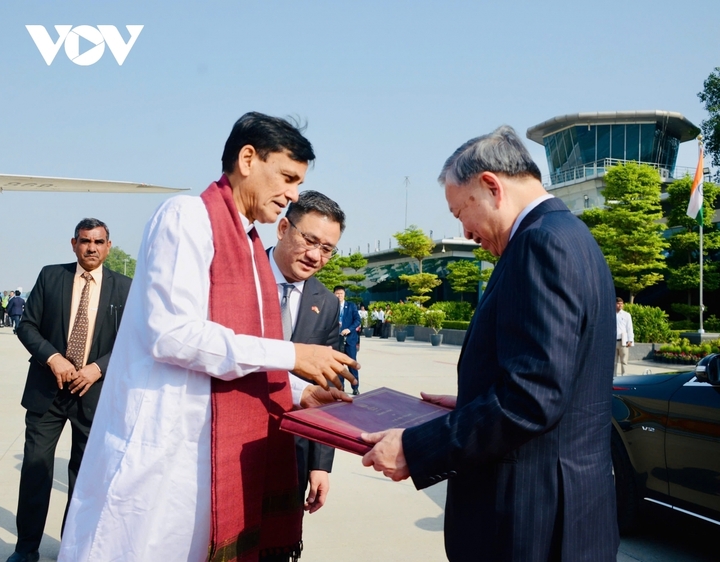 Đại diện Chính phủ Ấn Độ trân trọng tặng Tổng Bí thư, Chủ tịch nước Tô Lâm cuốn sách ảnh về hoạt động của Tổng Bí thư, Chủ tịch nước tại Thủ đô New Delhi.