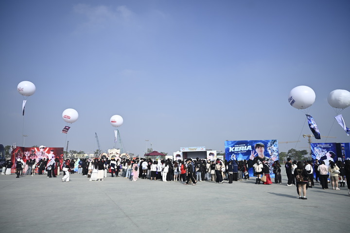 Cộng đồng eSports tham gia một sự kiện fanmeeting được tổ chức quy mô và hoành tráng tại VEC, Hà Nội.