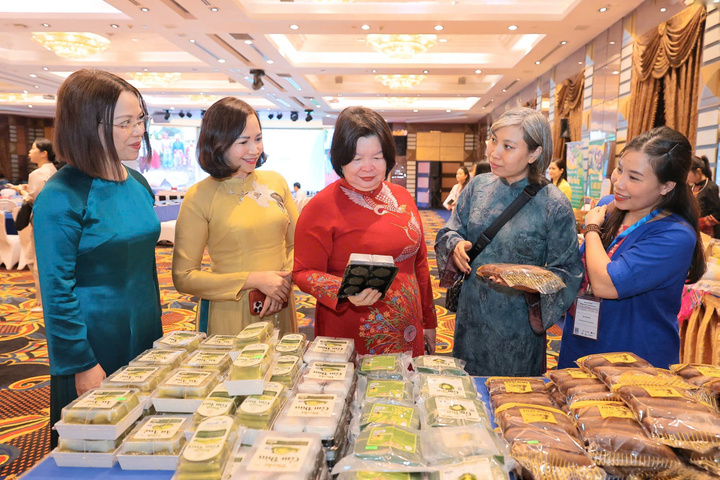 Các đại biểu tham quan gian hàng tại hội nghị.