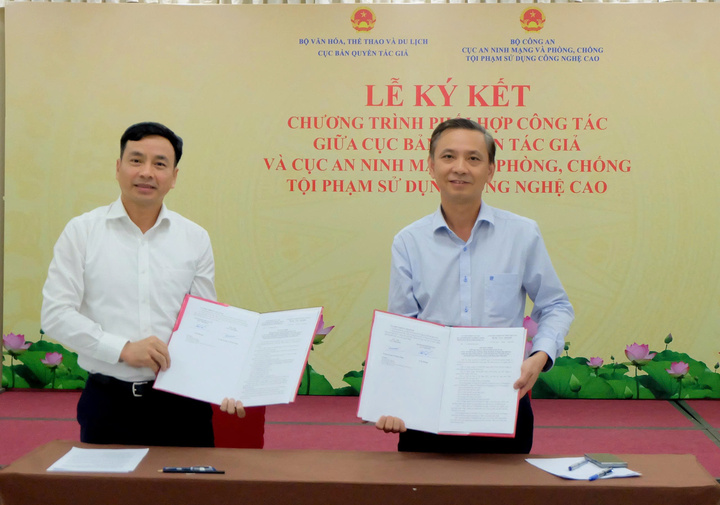 Trung tướng Lê Xuân Minh, Cục trưởng A05 và Cục trưởng Cục Bản quyền tác giả Việt Nam Trần Hoàng ký kết chương trình phối hợp.