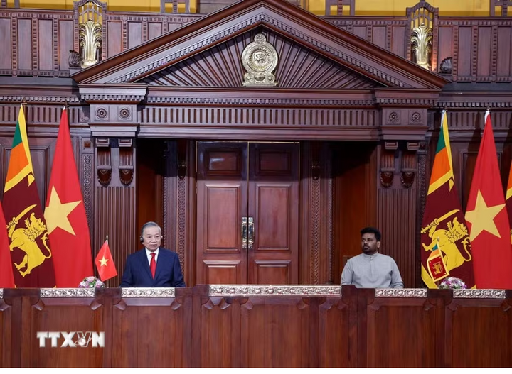 Tổng Bí thư, Chủ tịch nước Tô Lâm và Tổng thống Anura Kumara Dissanayake gặp gỡ báo chí nhân thăm chuyến cấp Nhà nước Sri Lanka. (Ảnh: TTXVN)