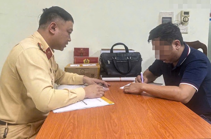 Tài xế N.V.H tại cơ quan công an.