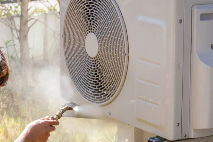 Nhiều người thắc mắc có nên xịt vòi nước xịt vào cục nóng điều hòa? (Ảnh: iStock)